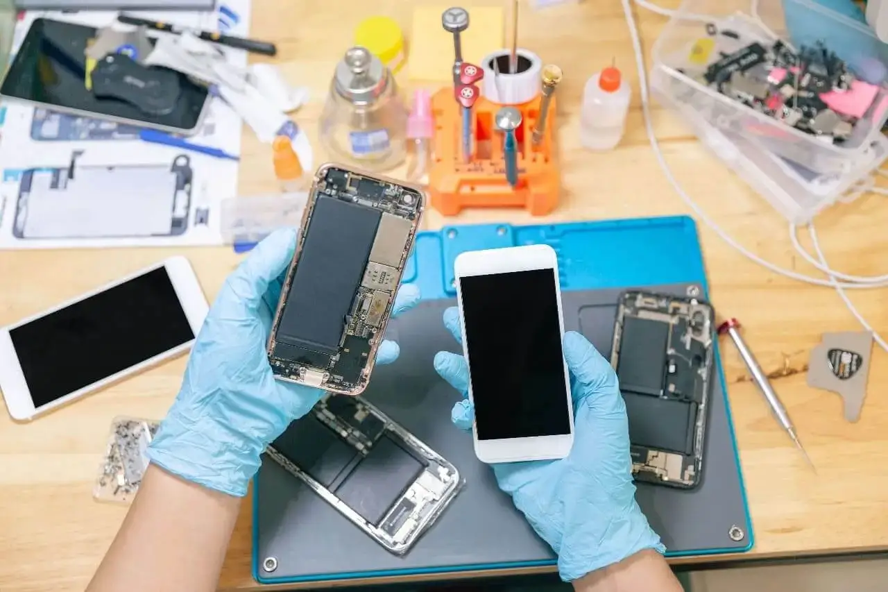 Smartphone repair workbench